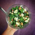 Las espinacas también combinan a la perfección con el toque dulce de la pera. Si a esto le unimos queso de rulo de cabra y nueces... ¡puedes estar ante una de tus ensaladas favoritas! Aquí puedes ver cómo prepararla.