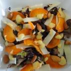 La más exótica de las ensaladas se compone de albaricoque, pero el secreto de su irresistible sabor está en las almendras y las finas láminas de queso Idiazabal. En Cookpad detallan los pasos de la receta.