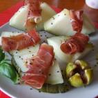 Un entrante clásico convertido en un plato estupendo al incorporarle higos. Aquí puedes ver la elaboración completa del plato.