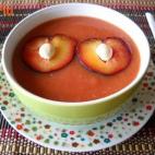 Para combatir el calor, una propuesta de gazpacho algo más fresca, hidratante y que seguro ayudará a sobrellevar las altas temperaturas (además de no tirar nada del frutero). El gazpacho de ciruelas rojas es fácil de preparar y muy original.