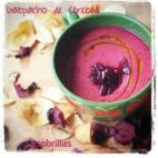 ¿Exceso de cerezas? No pasa nada. Esta receta es una buena solución además de simple y deliciosa. Sólo se necesitan cerezas, tomates y una batidora, por supuesto. Aquí lo explica su autora.