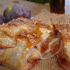 La combinación de queso e higos es milenaria y sabrosísima de cualquier forma, pero os animamos a probarla de esta manera. Los más golosos pueden sustituir los higos frescos por mermelada de higos. Para disfrutarla sólo tienes que seguir est...