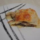 Una receta más laboriosa pero igual de sana y deliciosa, además de útil para darle salida a la fruta madura. Puedes preparar esta lasaña de pollo y pera siguiendo los pasos de este vídeo de Cookpad.