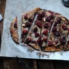 Esta pizza con masa artesana es sin duda la mejor opción para las meriendas y para aprovechar un exceso de frambuesa. Aprende cómo hacerla aquí.