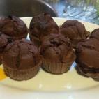 Para los momentos de bajón... ¡frambuesa y chocolate! Estas magdalenas son la mejor opción para comer de manera sana pero sin renunciar al postre. La receta completa la puedes encontrar aquí.