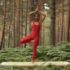 Ponte de pie con los pies separados al ancho de tus caderas y junta las palmas de las manos delante del pecho. Lleva el peso del cuerpo sobre la pierna derecha bien estirada y lentamente levanta el pie izquierdo del suelo, deslizándolo hacia ar...