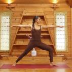 Ponte de pie y separa las piernas entre 1 y 1,5 metros. Orienta la punta del pie derecho hacia la derecha y el resto del cuerpo hacia el frente. Levanta los brazos en cruz con el pecho bien abierto y los hombros relajados. Dobla la rodilla derec...