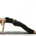 Siéntate en la colchoneta con las piernas dobladas y los pies apoyados en el suelo y ligeramente separados. Apoya las manos detrás de ti con los dedos apuntando hacia los pies. Levanta del suelo la pelvis, estira las piernas y los brazos y for...