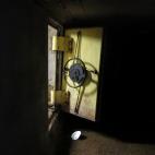 Una puerta metálica que conducía a túneles que se conectaban a través del sistema de drenaje de la ciudad de Culiacán, México. Uno de los ayudantes de "El Chapo" lo habría recogido en Culiacán y lo voló hasta Mazatlán, México. Foto to...