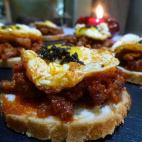 El truco, según la autora del blog, es "utilizar la base de un pan de canapé de molde, picadillo de chorizo recién hecho y un huevo de perdiz con trufa natural". Consulta la receta completa en Cookpad.