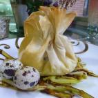 Para presentar este plato, su autora recomienda colocar los saquitos sobre un nido hecho con tiras de puerro fritas que se adorne con cáscaras de huevos de perdiz. Consulta la receta completa en Cookpad.