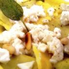 "Si no encontráis ravioli a la trufa se puede lograr un resultado muy parecido utilizando crema de mantequilla con concentrado de trufa blanca", explica la autora de este plato. Consulta la receta completa en Cookpad.