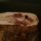 Se prepara con jamón cocido, jamón serrano, filetes de pollo, queso emmental y trufa. Consulta la receta completa en Cookpad.