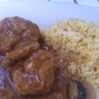 La receta tiene tres pasos: las albóndigas, la salsa de trufa y el cuscús. Consulta la receta completa en Cookpad.