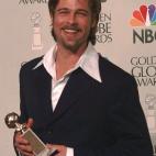 Pitt tras obtener un Globo de Oro por su papel en 12 monos, en 1996