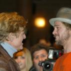 Pitt charla con Robert Redford en la premier de The Good Girl, película en la que trabajó con Jennifer Aniston (2002)
