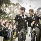 "La feliz pareja saliendo bajo una lluvia de arroz y pétalos de rosa supone una visión de felicidad sin límites. Se necesita un toque magistral para que todos los elementos encajen de forma tan perfecta, y aquí parece que lo hacen sin esfuer...