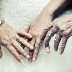 "El matrimonio supone la fundación de familias, generación tras generación. La historia aquí se cuenta en un instante, con simple elegancia y tonos suaves para honrar a las mujeres predecesoras y a la nueva esposa que comienza su viaje en es...