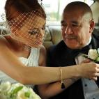 "La fotografía de bodas da lo mejor de sí cuando revela un momento lleno de emoción, como éste. Mientras la novia coloca con cuidado la flor, la cara de su padre se llena de amor por su niñita. Es una historia que se ha repetido durante dé...