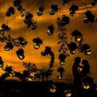 "Se necesita buen ojo para aprovechar un escenario tan inusual como esta pared hecha de jarrones de cristal. La pareja destaca delicadamente a contraluz mientras los tonos dorados del atardecer llenan el resto de la imagen".