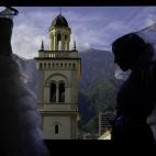 "Un campanario, una novia cubierta por un velo y un vestido: tenemos los principales elementos de una boda en un único encuadre. El ritmo entre los elementos del frente y del fondo nos hacen entrar y salir de la luz y rendirnos ante esta novia ...