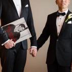 "El fotógrafo usó un diseño simple y una iluminación limpia para dejar que el relato se sostenga. Las manos agarradas dejan claro que estos novios aprecian ese sentimiento".