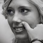 "Esta fotografía deja que las lágrimas de felicidad en los ojos de esta novia cuenten toda la historia. Es una mirada cercana al momento, sin poses, sin un fondo bonito, sin trucos de cámara, eso es lo que hace que nos enamoremos de esta imag...