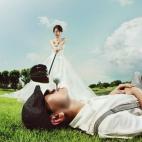 "Por supuesto que es una escena falseada con la cámara. ¿Quizá su propósito es ilustrar la confianza? Si es así, el novio parece tener un futuro prometedor por delante de él. Esta tonta situación y la composición convierten esta fotograf...