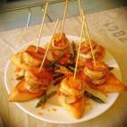 Sólo tienes que poner un poquito de panceta, solomillo y champiñón sobre un trozo de pan. Le puedes añadir espárragos trigueros o cualquier otra verdura que te guste. Consulta la receta completa en Cookpad