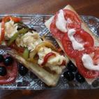 Al mismo tiempo que se tuesta el pan se puede preparar el sofrito de verduras y las lonchas de beicon. Así, en el momento en el que todo esté llisto podrás montarlo para comer recién hecho. Consulta la receta completa en Cookpad