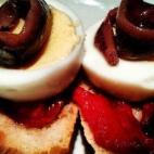 Un aperitivo simple pero que entra por los ojos. Se puede tomar frío, así que lo puedes dejar hecho un poco antes de que lleguen tus invitados. Consulta la receta completa en Cookpad