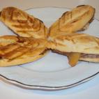 Dando vuelta y vuelta a unos solomillos finos en la sartén podrás preparar sin manchar demasiado estos bocadillitos calientes, en los que el dulzor de la manzana y la cebolla aportan un toque gourmet. Consulta la receta completa en Cookpad