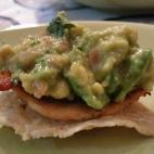 Un aperitivo de elaboración sencilla que aporta un toque de originalidad a la mesa. Guacamole, pollo y un nacho crujiente es todo lo que necesitarás. Consulta la receta completa en Cookpad