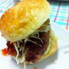 Una buena idea es preparar cuenquitos con lechuga, cebolla, pepinillos... para que cada comensal elija qué quiere ponerle. Consulta la receta completa en Cookpad