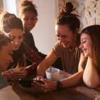 "Los poderes p&uacute;blicos promover&aacute;n las condiciones para la participaci&oacute;n libre y eficaz de la juventud en el desarrollo pol&iacute;tico, social, econ&oacute;mico y cultural". Aunque los datos de desempleo juvenil han mejorado,...