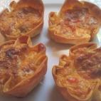 Puedes hacerla con obleas de empanadilla y moldes para flan. Puedes probar con otros ingredientes (verduras, beicon, quesos...) personalizadas para tus invitados. Consulta la receta completa en Cookpad