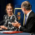 "La Corona de Espa&ntilde;a es hereditaria en los sucesores de S. M. Don Juan Carlos I de Borb&oacute;n, leg&iacute;timo heredero de la dinast&iacute;a hist&oacute;rica. La sucesi&oacute;n en el trono seguir&aacute; el orden regular de primogeni...