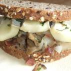 Se puede utilizar pan de molde, chapata o de leña. Con cualquiera de ellos el resultado será espectacular. Consulta la receta completa en Cookpad