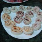 Puedes hacerlos de bacon, de jamón y queso, con quesos de untar... El truco para que conserven la forma es meter la preparación envuelta en papel film al congelador y luego trocearla en rodajas. Consulta la receta completa en Cookpad