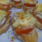 Un golpe de calor en el horno para gratinarlos los convertirá en un montadito ganador. Consulta la receta completa en Cookpad