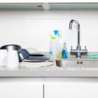 1. El que no riega, no tiene que recoger. Una casa recogida luce casi limpia y es más fácil de limpiar. Unas gavetas recogidas no requieren reorganización. Tan pronto uses algo que sacaste de su lugar, devuélvelo a donde pertenece. Ejemplo c...