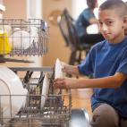 3. Todo el que vive en una casa tiene que colaborar, en la medida de su capacidad. Entrena a tu familia a conservar presentables las áreas comunes, incluyendo a tu pareja. Supongo que él quiere que si llega un amigo o un familiar, encuentre la...