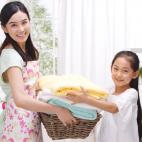 4. El que amontona ropa, no encuentra cómo empezar a lavar. Lava una vez a la semana. En el mundo actual, lava la lavadora y seca la secadora. Cada quien echa la ropa y luego la saca, la dobla y la guarda. Cada parte de ese proceso se puede hac...