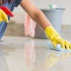 6. Si ganas suficiente dinero para pagar a otro por hacer la limpieza, da instrucciones, delega y supervisa. Y deja de decir que nadie limpia como tú.