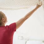 7. Dejar de anticipar "el día de limpieza" con terror y ansiedad, ni te agotes rezongando. Solo hazlo. La palabra es organización, una tarea a la vez: limpiar las mesas, limpiar espejos, limpiar cristales, barrer pisos, pasar aspiradora, mapea...