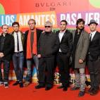 Pedro Almodóvar (centro) con Carlos Areces, Raúl Arévalo, Guillermo Toledo, Miguel Ángel Silvestre, Hugo Silva y Javier Cámara