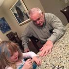 Mientras la niña le pintaba las uñas