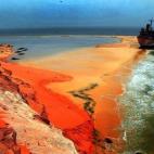 En este accidente geográfico que debe su nombre al color de los peñascos que lo forman se encuentra también este barco varado que ya es parte del paisaje. Además, es una buena zona para disfrutar de focas monje en libertad, una especie que s...