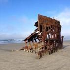 El 25 de octubre de 1906, el barco Peter Iredale fue abandono aquí, en las costas de Oregón. De hecho, se encuentra en lo que se conoce como el Cementerio del Pacífico, un lugar que debido a las características climatológicas de la zona alb...