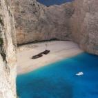 En 1980, las autoridades griegas divisaron un barco que creían iba cargado de material de contrabando. La nave trató de ocultarse en el mar Jónico, pero las fuertes corrientes lo arrastraron hasta aquí, la cala del Naufragio. Entre lo bonito...